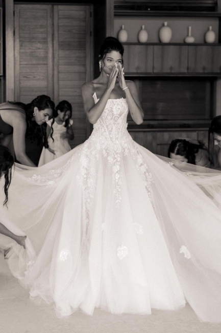 Elegant A-Line Strapless Appliques Lace Backless Floor-length Wedding Dress