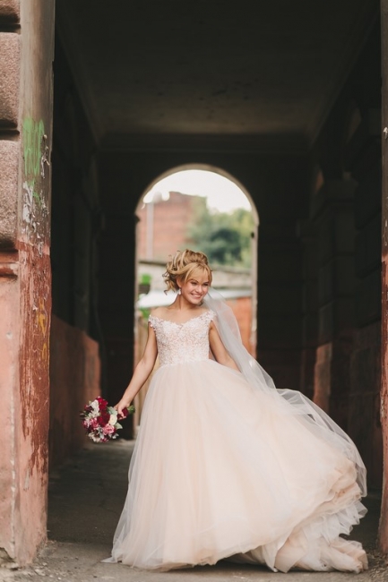 Appliques Gorgeous Tulle Floor-Length Princess Cap-Sleeve Lace Wedding Dresses